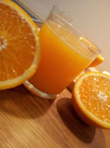 Klaasis kogus 1,5-st apelsinist